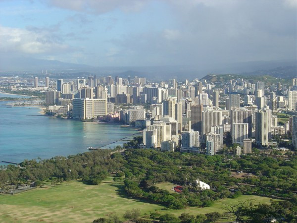 3. Honolulu, Hawaii Dân số: 953.207 người Thu nhập hộ gia đình trung bình: 70.093 USD Giá nhà trung bình: 637.351 USD Đi nghỉ mát tại Honolulu là một giấc mơ. Tuy nhiên, nếu muốn sống ở đó, bạn phải suy nghĩ thật kỹ bởi chi phí sinh hoạt rất cao. Từ giá taxi, viện phí đến những nhu yếu phẩm như sữa và bánh mì cũng đắt hơn so với những nơi khác ở Mỹ. Cư dân Honolulu phải trả 2,91 USD cho một ổ bánh mì, cao gấp 2 lần mức trung bình quốc gia. Tương tự như vậy, trong khi một gallon sữa có chi phí 2,32 USD ở những nơi khác, giá ở Honolulu sẽ là 3,32 USD.