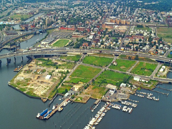 5. Stamford, Connecticut Dân số: 120.907 người Thu nhập hộ gia đình trung bình: 75.579 USD Giá nhà trung bình: 556.500 USD Stamford có thu nhập trung bình hộ gia đình cao thứ hai nước Mỹ. Một ngôi nhà ở đây có chi phí gấp đôi mức trung bình quốc gia. Các chi phí sinh hoạt khác cũng cao hơn 15% - 35% mức trung bình.Tuy nhiên, trong thực tế, thành phố này được đánh giá là một trong những thành phố tốt nhất để nuôi dạy con cái.