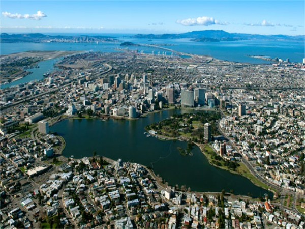 9. Oakland, California Dân số: 386.909 người Thu nhập hộ gia đình trung bình: 49.721 USD Giá nhà trung bình: 592.292 USD Mặc dù thu nhập trung bình cho một hộ gia đình thấp hơn mức trung bình quốc gia nhưng giá nhà trung bình lại cao gấp đôi mức trung bình quốc gia. Ở những nơi khác, giá thuê một căn hộ khoảng 862 USD còn ở Oakland, giá tăng lên đáng kinh ngạc 1556 USD.