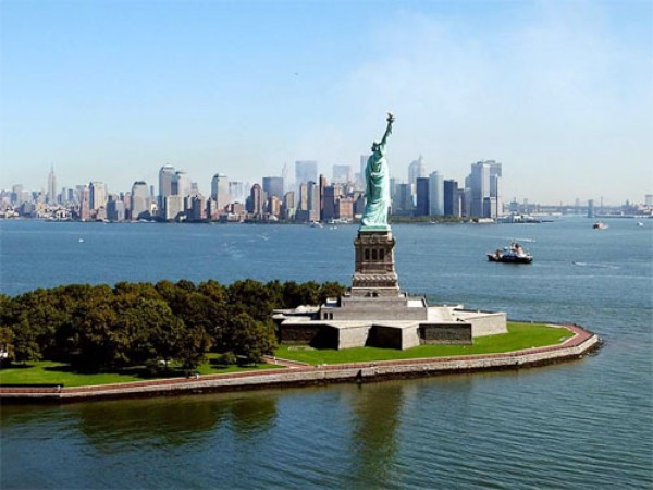 1. New York Dân số: 8,07 triệu người Thu nhập hộ gia đình trung bình: 50.285 USD Giá nhà trung bình: 1.270.000 USD (Mahattan) Thành phố New York được biết đến là một trong những nơi có giá nhà cao nhất thế giới. Mặc dù thu nhập hộ gia đình dao động ở mức thấp hơn mức trung bình quốc gia (51.914 USD) nhưng giá nhà trung bình ở Manhattan lại gấp 4,5 lần, ở Brooklyn gấp 3,5 lần và ở Queens sẽ có giá gấp đôi giá trung bình của Mỹ (283.529 USD). Chi phí sinh hoạt cũng không hề rẻ, một miếng thịt bò T-bone có giá 15 USD, so với 7 USD ở bang Texas.