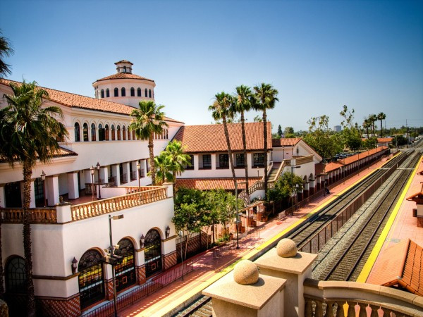 6. Santa Ana, California Dân số: 324.528 người Thu nhập hộ gia đình trung bình: 54.877 USD Giá nhà trung bình: 700.772 USD Chi phí nhà ở đây vượt quá 2 lần mức trung bình quốc gia. Chi phí cho một chuyến đi thẩm mỹ viện cũng đắt gấp đôi so với các nơi khác ở Mỹ