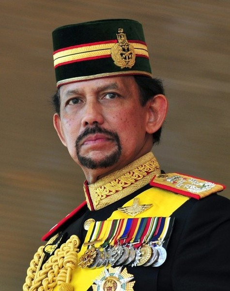 5. Quốc vương Haji Hassanal Bolkiah Năm 1996, Quốc vương của Brunei Haji Hassanal Bolkiah đã tổ chức một bữa tiệc sinh nhật lần thứ 50 của mình trị giá tới 25 triệu USD. Đại tiệc kéo dài tới hai tuần, mở màn bằng một cuộc diễu hành quân sự và một trận thi đấu môn polo với Thái tử Charles của Anh. Có khoảng 3.000 khách tới dự bữa tiệc tối tại cung điện của nhà vua. Đặc biệt, Quốc vương Brunei còn hào phóng chi tới 16 triệu USD để tổ chức một buổi biểu diễn của ông hoàng nhạc pop Michael Jackson. 5. Quốc vương Haji Hassanal Bolkiah Năm 1996, Quốc vương của Brunei Haji Hassanal Bolkiah đã tổ chức một bữa tiệc sinh nhật lần thứ 50 của mình trị giá tới 25 triệu USD. Đại tiệc kéo dài tới hai tuần, mở màn bằng một cuộc diễu hành quân sự và một trận thi đấu môn polo với Thái tử Charles của Anh. Có khoảng 3.000 khách tới dự bữa tiệc tối tại cung điện của nhà vua. Đặc biệt, Quốc vương Brunei còn hào phóng chi tới 16 triệu USD để tổ chức một buổi biểu diễn của ông hoàng nhạc pop Michael Jackson.