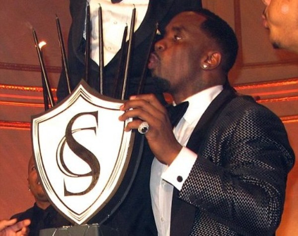 3. Diddy Năm 2009, nam ca sĩ hip hop giàu nhất thế giới Diddy đã mạnh tay chi 3 triệu USD để kỉ niệm sinh nhật khi anh bước sang tuổi 40. Bữa tiệc quy tụ những ngôi sao tên tuổi trong làng nhạc thế giới như Black Eyed Peas, Keri Hilson, Lil' Kim, Jay-Z… Đặc biệt, khách mời cũng được chiêm ngưỡng những bông hoa lan trắng đẹp nhất thế giới trị giá 28.000 USD. 3. Diddy Năm 2009, nam ca sĩ hip hop giàu nhất thế giới Diddy đã mạnh tay chi 3 triệu USD để kỉ niệm sinh nhật khi anh bước sang tuổi 40. Bữa tiệc quy tụ những ngôi sao tên tuổi trong làng nhạc thế giới như Black Eyed Peas, Keri Hilson, Lil' Kim, Jay-Z… Đặc biệt, khách mời cũng được chiêm ngưỡng những bông hoa lan trắng đẹp nhất thế giới trị giá 28.000 USD.