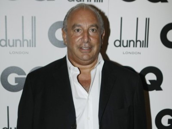 4. Sir Philip Green Vị tỷ phú này đã chi khoảng 20 triệu USD để tổ chức một “siêu đại tiệc” nhân ngày sinh nhật lần thứ 60 của mình. Ông đã mời những người bạn thân thiết là ngôi sao nổi tiếng như Leonardo DiCaprio, Kate Hudson và Naomi Campbell đến dự bữa tiệc kéo dài bốn ngày trên một bãi biển ở Mexico vào tháng Ba vừa qua. Khách mời được đưa đến Mexico bằng máy bay phản lực tư nhân, chơi bóng chuyền trên bãi biển và ăn tối với bánh mì kẹp thịt giá 80 USD. Philip Green thậm chí còn thuê hẳn ca sĩ Chris Brown, Carlos Santana và Stevie Wonder chỉ để hát bài “Happy birthday to you”. 4. Sir Philip Green Vị tỷ phú này đã chi khoảng 20 triệu USD để tổ chức một “siêu đại tiệc” nhân ngày sinh nhật lần thứ 60 của mình. Ông đã mời những người bạn thân thiết là ngôi sao nổi tiếng như Leonardo DiCaprio, Kate Hudson và Naomi Campbell đến dự bữa tiệc kéo dài bốn ngày trên một bãi biển ở Mexico vào tháng Ba vừa qua. Khách mời được đưa đến Mexico bằng máy bay phản lực tư nhân, chơi bóng chuyền trên bãi biển và ăn tối với bánh mì kẹp thịt giá 80 USD. Philip Green thậm chí còn thuê hẳn ca sĩ Chris Brown, Carlos Santana và Stevie Wonder chỉ để hát bài “Happy birthday to you”.