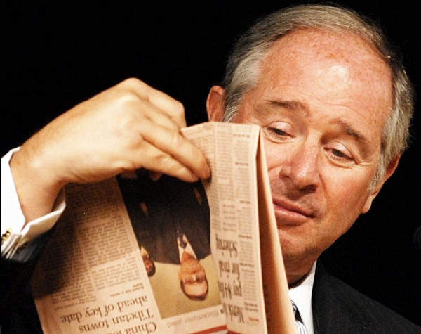 2. Steve Schwarzman Nhà sáng lập ra Tập đoàn đầu tư tài chính Blackstone đã quá “ngông” khi bỏ ra hẳn 3 triệu USD để kỉ niệm sinh nhật lần thứ 60 vào tháng 2/2007. Ngoài ra, ông còn chi thêm 1 triệu USD để tổ chức một buổi hòa nhạc của ca sĩ Rod Stewart. Đây có lẽ là bữa tiệc đáng nhớ nhất của Schwarzman trước khi nền kinh tế Mỹ chao đảo bắt đầu từ năm 2008. 2. Steve Schwarzman Nhà sáng lập ra Tập đoàn đầu tư tài chính Blackstone đã quá “ngông” khi bỏ ra hẳn 3 triệu USD để kỉ niệm sinh nhật lần thứ 60 vào tháng 2/2007. Ngoài ra, ông còn chi thêm 1 triệu USD để tổ chức một buổi hòa nhạc của ca sĩ Rod Stewart. Đây có lẽ là bữa tiệc đáng nhớ nhất của Schwarzman trước khi nền kinh tế Mỹ chao đảo bắt đầu từ năm 2008.