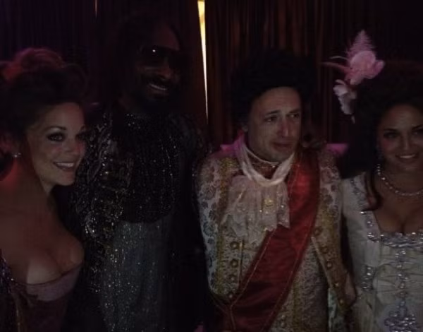 1. David Sacks Giám đốc điều hành của Yammer đã chi 1,4 triệu USD để tổ chức tiệc sinh nhật thứ 40 của mình trong ngôi biệt thự Fleur de Lys trị giá tới 125 triệu USD. Sacks mời 350 khách, trong đó có ngôi sao nổi tiếng Snoop Dogg. Tất cả đều phải mặc trang phục của Pháp ở thế kỷ 18 và không được phép tiết lộ bữa tiệc cho giới truyền thông.