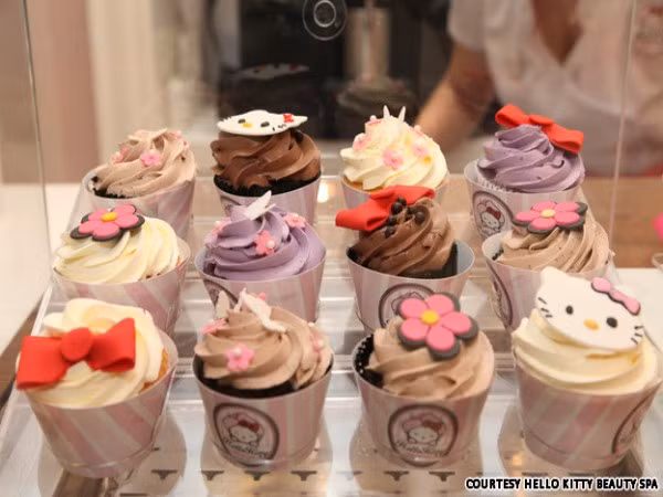 Trong khi chờ đợi đến lượt, khách hàng cũng có thể ghé qua quán cà phê “Kitty café” trong khu spa để được phục vụ món bánh cupcake độc đáo, nước trái cây tươi và các loại trà có hương vị thơm ngon.