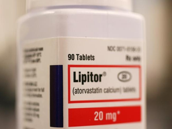 9. Dược phẩm Lipitor Doanh thu: 125 tỷ USD Công ty mẹ: Pfizer Lipitor là loại thuốc giúp làm giảm lượng cholesterol trong máu. Nó được phát triển bởi công ty Warner-Lambert (sau này sáp nhập với Pfizer) và được Cục Quản lý thực - dược phẩm Mỹ cấp phép năm 1997. Mặc dù Lipitor không phải là loại thuốc đầu tiên có khả năng làm giảm cholesterol trong máu nhưng nhờ quảng cáo, Lipitor nhanh chóng trở thành dược phẩm được bán chạy nhất. Đến năm 2008, chi phí quảng cáo thuốc đã lên đến hơn 4,5 tỷ USD và trong năm 2009, Lipitor có chi phí quảng cáo lớn hơn bất cứ loại thuốc nào trên thế giới. Từ năm 1997 tới nay, doanh số bán hàng của thuốc là hơn 125 triệu USD, chiếm 20% - 25% doanh thu của Pfizer. 9. Dược phẩm Lipitor Doanh thu: 125 tỷ USD Công ty mẹ: Pfizer Lipitor là loại thuốc giúp làm giảm lượng cholesterol trong máu. Nó được phát triển bởi công ty Warner-Lambert (sau này sáp nhập với Pfizer) và được Cục Quản lý thực - dược phẩm Mỹ cấp phép năm 1997. Mặc dù Lipitor không phải là loại thuốc đầu tiên có khả năng làm giảm cholesterol trong máu nhưng nhờ quảng cáo, Lipitor nhanh chóng trở thành dược phẩm được bán chạy nhất. Đến năm 2008, chi phí quảng cáo thuốc đã lên đến hơn 4,5 tỷ USD và trong năm 2009, Lipitor có chi phí quảng cáo lớn hơn bất cứ loại thuốc nào trên thế giới. Từ năm 1997 tới nay, doanh số bán hàng của thuốc là hơn 125 triệu USD, chiếm 20% - 25% doanh thu của Pfizer.