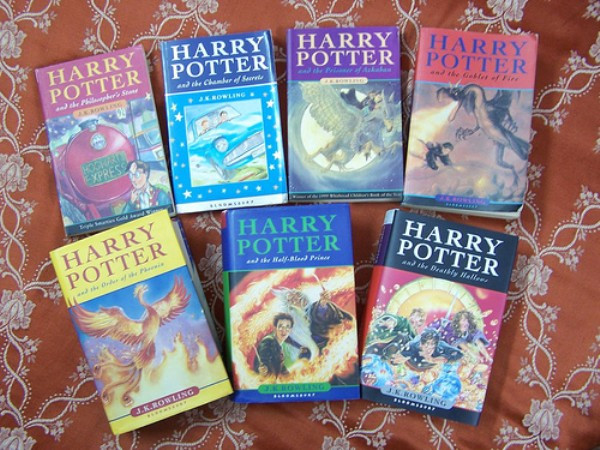 3. Bộ truyện "Harry Potter" Doanh số đã bán: 450 triệu bản Công ty mẹ: Scholastic (nhà xuất bản Mỹ) Nhà xuất bản Scholastic đã phát hành đầu tiên cuốn truyện Harry Potter mang tên “Harry Potter và Hòn đá phù thủy” tại Mỹ vào những năm 90. Cuốn sách này ngay lập tức đã bán hết veo và được tái bản liên tục. "Harry Potter" đã trở thành bộ truyện bán chạy nhất với doanh số bán hàng tổng cộng lên tới 7,7 tỷ USD. Bộ truyện này cũng đưa J.K. Rowling trở thành một trong những tác giả được trả lương cao nhất trên thế giới. Gần đây, Rowling đã đồng ý cho phát hành Harry Potter phiên bản e-book và đạt doanh thu 1 triệu USD trong ba ngày. Tập truyện cuối cùng, “Harry Potter và bảo bối tử thần” là một trong những cuốn sách bán nhanh nhất mọi thời đại với hơn 11 triệu bản được bán trong 24 giờ đầu tiên phát hành. 3. Bộ truyện "Harry Potter" Doanh số đã bán: 450 triệu bản Công ty mẹ: Scholastic (nhà xuất bản Mỹ) Nhà xuất bản Scholastic đã phát hành đầu tiên cuốn truyện Harry Potter mang tên “Harry Potter và Hòn đá phù thủy” tại Mỹ vào những năm 90. Cuốn sách này ngay lập tức đã bán hết veo và được tái bản liên tục. "Harry Potter" đã trở thành bộ truyện bán chạy nhất với doanh số bán hàng tổng cộng lên tới 7,7 tỷ USD. Bộ truyện này cũng đưa J.K. Rowling trở thành một trong những tác giả được trả lương cao nhất trên thế giới. Gần đây, Rowling đã đồng ý cho phát hành Harry Potter phiên bản e-book và đạt doanh thu 1 triệu USD trong ba ngày. Tập truyện cuối cùng, “Harry Potter và bảo bối tử thần” là một trong những cuốn sách bán nhanh nhất mọi thời đại với hơn 11 triệu bản được bán trong 24 giờ đầu tiên phát hành.
