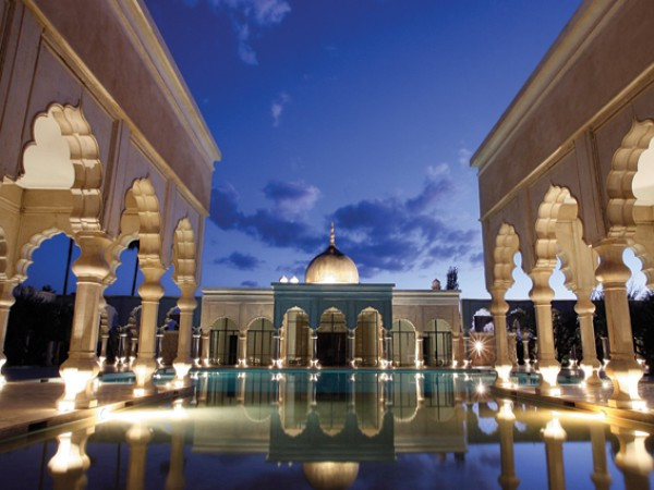 5. Palais Namaskar (Marrakech, Ma-rốc) Là một trong những điểm đến nổi tiếng nhất thế giới, Ma-rốc càng trở nên hấp dẫn hơn với sự ra mắt của khách sạn Palais Namaskar. Khách sạn có 41 dãy phòng, biệt thự và cung điện cùng với các bể bơi, thác nước, vườn tược… mang đến cho khách hàng những tiện nghi theo kiểu hoàng gia. Hơn nữa, khách hàng cũng được cung cấp các dịch vụ chăm sóc sắc đẹp và các lớp học yoga độc quyền. Điểm đặc biệt của khách sạn là cung cấp dịch vụ máy bay phản lực tư nhân vô cùng xa xỉ. Chính điều này sẽ làm cho kỳ nghỉ của các thượng khách trở nên xa hoa và đáng nhớ. 5. Palais Namaskar (Marrakech, Ma-rốc) Là một trong những điểm đến nổi tiếng nhất thế giới, Ma-rốc càng trở nên hấp dẫn hơn với sự ra mắt của khách sạn Palais Namaskar. Khách sạn có 41 dãy phòng, biệt thự và cung điện cùng với các bể bơi, thác nước, vườn tược… mang đến cho khách hàng những tiện nghi theo kiểu hoàng gia. Hơn nữa, khách hàng cũng được cung cấp các dịch vụ chăm sóc sắc đẹp và các lớp học yoga độc quyền. Điểm đặc biệt của khách sạn là cung cấp dịch vụ máy bay phản lực tư nhân vô cùng xa xỉ. Chính điều này sẽ làm cho kỳ nghỉ của các thượng khách trở nên xa hoa và đáng nhớ.