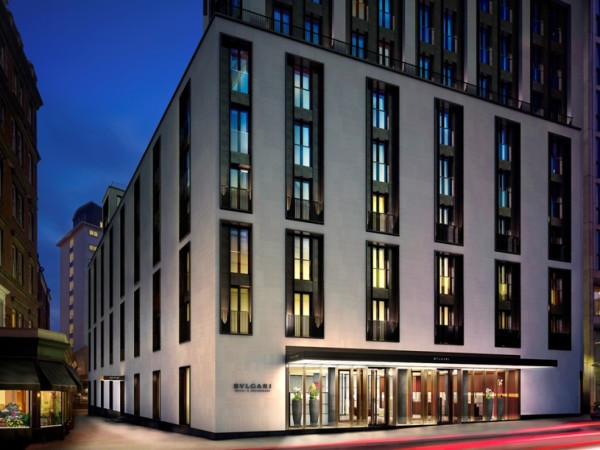 2. Bulgari Hotel & Residences London (Anh) Là một trong những thương hiệu đẳng cấp nhất trên thế giới, Bulgari đã ghi dấu ở Anh với sự ra mắt của Bulgari Hotel & Residences London. Kiến trúc tuyệt đẹp với nội thất đều được làm từ gỗ tốt và đá cẩm thạch tinh tế, toàn bộ khách sạn bao gồm 85 phòng sang trọng cùng với bảy dãy phòng nguy nga, mỗi phòng rộng trên 200 m2. Các phòng đều được trang bị các tiện nghi hiện đại như tivi LCD 42 inch, Internet không dây tốc độ cao, máy pha cà phê Nespresso. Điểm nổi bật của khách sạn Bulgari London là có bể bơi trong nhà dài 25 m cùng với các đài phun nước đá, vòi hoa sen làm mát và 11 phòng spa. 2. Bulgari Hotel & Residences London (Anh) Là một trong những thương hiệu đẳng cấp nhất trên thế giới, Bulgari đã ghi dấu ở Anh với sự ra mắt của Bulgari Hotel & Residences London. Kiến trúc tuyệt đẹp với nội thất đều được làm từ gỗ tốt và đá cẩm thạch tinh tế, toàn bộ khách sạn bao gồm 85 phòng sang trọng cùng với bảy dãy phòng nguy nga, mỗi phòng rộng trên 200 m2. Các phòng đều được trang bị các tiện nghi hiện đại như tivi LCD 42 inch, Internet không dây tốc độ cao, máy pha cà phê Nespresso. Điểm nổi bật của khách sạn Bulgari London là có bể bơi trong nhà dài 25 m cùng với các đài phun nước đá, vòi hoa sen làm mát và 11 phòng spa.