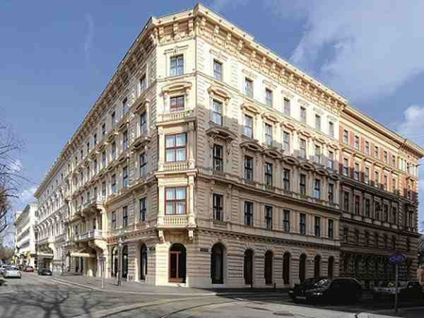 8. The Ritz-Carlton (Vienna, Áo) The Ritz-Carlton Hotel, một trong những chuỗi khách sạn lớn nhất và sang trọng nhất, đã mang sự ảnh hưởng của mình đến Áo bằng việc khai trương một khách sạn mới ở Vienna vào tháng 8 tới. The Ritz-Carlton Vienna sẽ được đặt trong bốn cung điện có nguồn gốc từ thế kỷ 19. Khách sạn đắt tiền này có 202 phòng xa hoa, hồ bơi 18 m trong nhà, sân thượng tuyệt đẹp cùng chuỗi nhà hàng, quầy bar, khu spa trị liệu đẳng cấp. 8. The Ritz-Carlton (Vienna, Áo) The Ritz-Carlton Hotel, một trong những chuỗi khách sạn lớn nhất và sang trọng nhất, đã mang sự ảnh hưởng của mình đến Áo bằng việc khai trương một khách sạn mới ở Vienna vào tháng 8 tới. The Ritz-Carlton Vienna sẽ được đặt trong bốn cung điện có nguồn gốc từ thế kỷ 19. Khách sạn đắt tiền này có 202 phòng xa hoa, hồ bơi 18 m trong nhà, sân thượng tuyệt đẹp cùng chuỗi nhà hàng, quầy bar, khu spa trị liệu đẳng cấp.