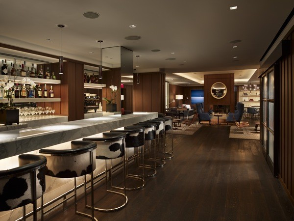 10. AKA Beverly Hills (California, Mỹ) Dự kiến khai trương vào 1/10/2012, AKA Beverly Hills rất phù hợp cho những doanh nhân phải đi công tác dài ngày. Khách sạn yêu cầu khách hàng phải ở lại ít nhất 30 ngày với mức 400 USD/đêm, tức là khoảng 12.000 USD/tháng. Các phòng trong khách sạn như một căn hộ thực sự với phòng khách, phòng ăn, nhà bếp đầy đủ tiện nghi. Ngoài ra, AKA Beverly Hills còn cung cấp các dịch vụ như thu đổi ngoại tệ, giặt khô, quán cà phê, trung tâm thể dục thẩm mỹ. 10. AKA Beverly Hills (California, Mỹ) Dự kiến khai trương vào 1/10/2012, AKA Beverly Hills rất phù hợp cho những doanh nhân phải đi công tác dài ngày. Khách sạn yêu cầu khách hàng phải ở lại ít nhất 30 ngày với mức 400 USD/đêm, tức là khoảng 12.000 USD/tháng. Các phòng trong khách sạn như một căn hộ thực sự với phòng khách, phòng ăn, nhà bếp đầy đủ tiện nghi. Ngoài ra, AKA Beverly Hills còn cung cấp các dịch vụ như thu đổi ngoại tệ, giặt khô, quán cà phê, trung tâm thể dục thẩm mỹ.