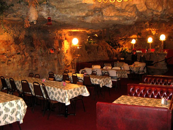 6. Cave (Richland, Missouri) Cave là nhà hàng trong hang động duy nhất ở Mỹ, phục vụ món bít tết và hải sản của Ý. Hang động này ban đầu là một vũ trường vào những năm 1920, sau được thiết kế thành nhà hàng có sức chứa khoảng 225 người. Thực khách sẽ được ngắm thác nước, ao cá, thậm chí cả quang cảnh của dòng sông Gasconade thơ mộng. 6. Cave (Richland, Missouri) Cave là nhà hàng trong hang động duy nhất ở Mỹ, phục vụ món bít tết và hải sản của Ý. Hang động này ban đầu là một vũ trường vào những năm 1920, sau được thiết kế thành nhà hàng có sức chứa khoảng 225 người. Thực khách sẽ được ngắm thác nước, ao cá, thậm chí cả quang cảnh của dòng sông Gasconade thơ mộng.