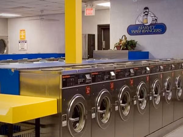 13. Harvey Washbangers (Texas) Nhà hàng phục vụ đồ ăn nhanh giống bao nhà hàng khác với các món thông thường như bánh mỳ kẹp thịt, gà rán, khoai tây chiên, đồ uống… Nhưng điểm đặc biệt khiến Harvey Washbangers hút khách là họ có thể vừa giặt quần áo, vừa tận dụng thời gian chờ đợi để thưởng thức món ăn mà không phải liên tục kiểm tra máy giặt.