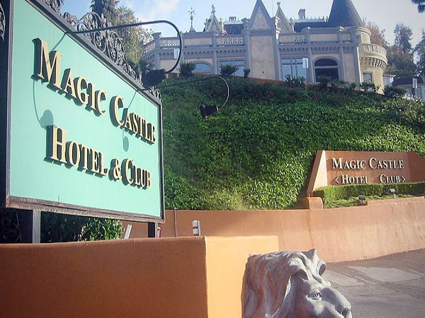 8. Lâu đài ảo thuật (Los Angeles) Trừ khi bạn là một nhà ảo thuật nếu không bạn sẽ không thể vào được lâu đài ảo thuật, bởi vì nó chỉ dành cho thành viên của Học viện Nghệ thuật Ảo thuật và các khách mời của họ. Nằm trong lâu đài được xây dựng từ năm 1908, nhà hàng phục vụ các món ăn như bít tết, mỳ ống cùng chương trình ảo thuật đặc sắc. Để qua được cánh cổng của lâu đài, khách hàng buộc phải nói “Vừng ơi mở ra”. 8. Lâu đài ảo thuật (Los Angeles) Trừ khi bạn là một nhà ảo thuật nếu không bạn sẽ không thể vào được lâu đài ảo thuật, bởi vì nó chỉ dành cho thành viên của Học viện Nghệ thuật Ảo thuật và các khách mời của họ. Nằm trong lâu đài được xây dựng từ năm 1908, nhà hàng phục vụ các món ăn như bít tết, mỳ ống cùng chương trình ảo thuật đặc sắc. Để qua được cánh cổng của lâu đài, khách hàng buộc phải nói “Vừng ơi mở ra”.