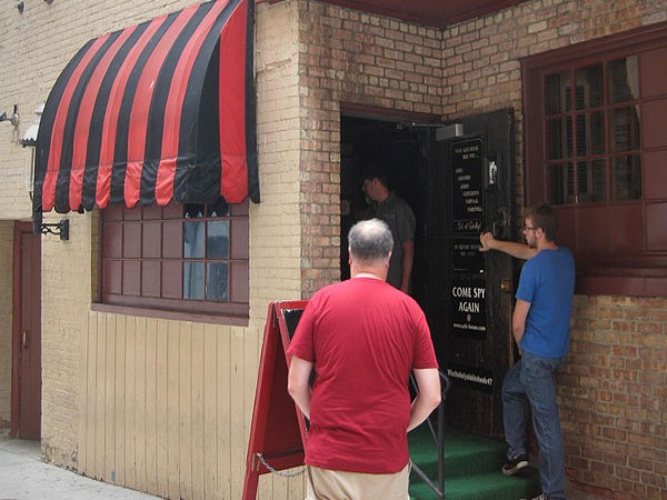 7. Safe House (Milwaukee, Wisconsin) Nhà hàng này là một nơi dành cho các điệp viên. Lối vào nhà hàng được ngụy trang bằng một chiếc biển nhỏ có ghi tên công ty xuất khẩu quốc tế. Những người muốn vào đây phải đọc đúng mật khẩu, nếu không sẽ không thể vào được nhà hàng. 7. Safe House (Milwaukee, Wisconsin) Nhà hàng này là một nơi dành cho các điệp viên. Lối vào nhà hàng được ngụy trang bằng một chiếc biển nhỏ có ghi tên công ty xuất khẩu quốc tế. Những người muốn vào đây phải đọc đúng mật khẩu, nếu không sẽ không thể vào được nhà hàng.