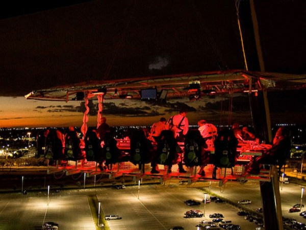 14. Bữa tối trên bầu trời Ở Mỹ, cụm từ “thực khách liều lĩnh” thường dùng để chỉ những người bạo gan thử các món ăn lạ nhưng trong trường hợp này nó lại dùng để chỉ những người dũng cảm đánh cược mạng sống của mình cho một bữa ăn ở độ cao 50 m so với mặt đất. Bữa tối trên bầu trời có thể chứa 22 thực khách và 3 nhân viên phục vụ. 14. Bữa tối trên bầu trời Ở Mỹ, cụm từ “thực khách liều lĩnh” thường dùng để chỉ những người bạo gan thử các món ăn lạ nhưng trong trường hợp này nó lại dùng để chỉ những người dũng cảm đánh cược mạng sống của mình cho một bữa ăn ở độ cao 50 m so với mặt đất. Bữa tối trên bầu trời có thể chứa 22 thực khách và 3 nhân viên phục vụ.