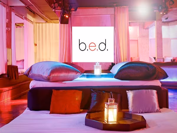 11. B.E.D. (Florida) B.E.D. là viết tắt của nhà hàng phục vụ nước giải khát, đồ ăn và khu vui chơi giải trí. Tuy nhiên, thay vì ngồi vào bàn ghế để thưởng thức món ăn, các thực khách đến đây sẽ chỉ phải nằm trên giưởng và chờ người mang đồ ăn đến.