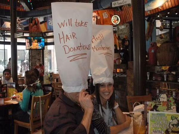 2. Dick’s Last Resort Ấn tượng đầu tiên của thực khách khi đến nhà hàng này là sự khiếm nhã và cư xử thô lỗ của nhân viên. Nhiệm vụ của khách hàng là phải chỉnh đốn họ để họ trở nên thân thiện và cư xử đúng đắn. Dick’s Last Resort hiện đang có mặt ở 9 bang của nước Mỹ.