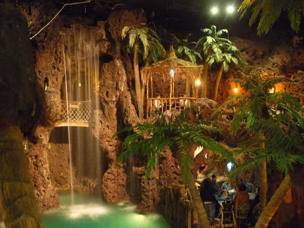 10. Casa Bonita (Colorado) Trong gần bốn thập kỷ, Casa Bonita luôn là nhà hàng nổi tiếng nhất Colorado với các chương trình nghệ thuật đặc sắc. Kiến trúc nhà hàng được xây theo kiểu vách đá, rộng gần 5.000 m2 và có sức chứa tới 1.000 thực khách.