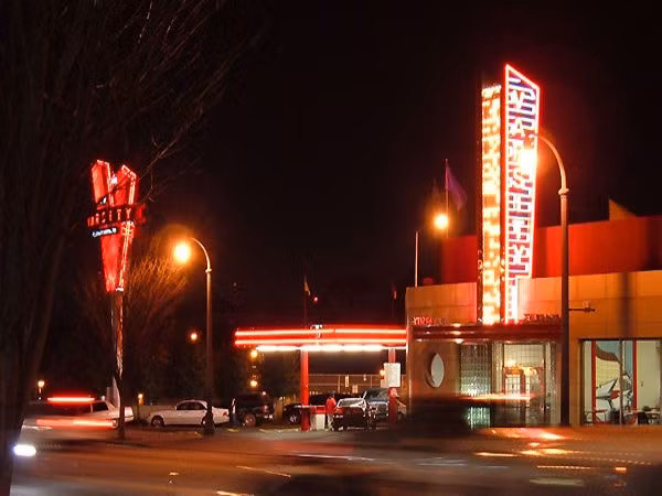 5. Varsity Downtown (Atlanta) Đây là nhà hàng phục vụ đồ ăn nhanh lớn nhất thế giới cho những người đang ngồi trên xe ô tô. Varsity Downtown ra đời từ năm 1928 và mang đậm phong cách phục vụ của người Mỹ. Thực đơn của nhà hàng cũng rất lâu đời, bao gồm bánh mì kẹp thịt, xúc xích, khoai tây chiên, cola và bánh rán nổi tiếng. Sau hơn 80 năm hoạt động, đến nay, nhà hàng đã mở rộng trên hai mẫu đất, có sức chứa 600 xe ô tô và 800 người.