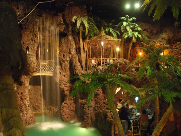 10. Casa Bonita (Colorado) Trong gần bốn thập kỷ, Casa Bonita luôn là nhà hàng nổi tiếng nhất Colorado với các chương trình nghệ thuật đặc sắc. Kiến trúc nhà hàng được xây theo kiểu vách đá, rộng gần 5.000 m2 và có sức chứa tới 1.000 thực khách. 10. Casa Bonita (Colorado) Trong gần bốn thập kỷ, Casa Bonita luôn là nhà hàng nổi tiếng nhất Colorado với các chương trình nghệ thuật đặc sắc. Kiến trúc nhà hàng được xây theo kiểu vách đá, rộng gần 5.000 m2 và có sức chứa tới 1.000 thực khách.