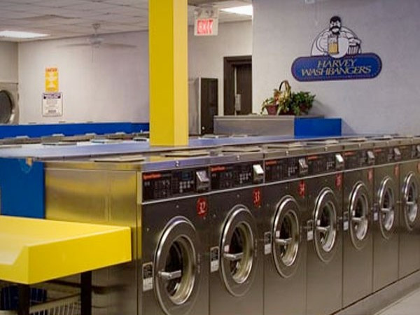 13. Harvey Washbangers (Texas) Nhà hàng phục vụ đồ ăn nhanh giống bao nhà hàng khác với các món thông thường như bánh mỳ kẹp thịt, gà rán, khoai tây chiên, đồ uống… Nhưng điểm đặc biệt khiến Harvey Washbangers hút khách là họ có thể vừa giặt quần áo, vừa tận dụng thời gian chờ đợi để thưởng thức món ăn mà không phải liên tục kiểm tra máy giặt. 13. Harvey Washbangers (Texas) Nhà hàng phục vụ đồ ăn nhanh giống bao nhà hàng khác với các món thông thường như bánh mỳ kẹp thịt, gà rán, khoai tây chiên, đồ uống… Nhưng điểm đặc biệt khiến Harvey Washbangers hút khách là họ có thể vừa giặt quần áo, vừa tận dụng thời gian chờ đợi để thưởng thức món ăn mà không phải liên tục kiểm tra máy giặt.