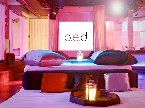 11. B.E.D. (Florida) B.E.D. là viết tắt của nhà hàng phục vụ nước giải khát, đồ ăn và khu vui chơi giải trí. Tuy nhiên, thay vì ngồi vào bàn ghế để thưởng thức món ăn, các thực khách đến đây sẽ chỉ phải nằm trên giưởng và chờ người mang đồ ăn đến. 11. B.E.D. (Florida) B.E.D. là viết tắt của nhà hàng phục vụ nước giải khát, đồ ăn và khu vui chơi giải trí. Tuy nhiên, thay vì ngồi vào bàn ghế để thưởng thức món ăn, các thực khách đến đây sẽ chỉ phải nằm trên giưởng và chờ người mang đồ ăn đến.