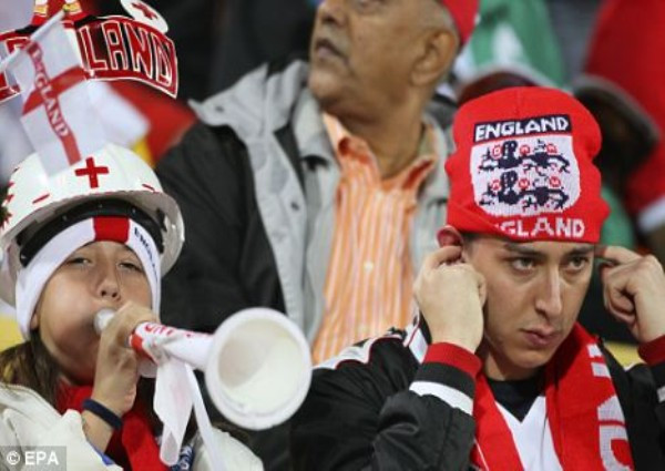 4. Công cụ tạo âm Nói đến dụng cụ tạo âm, đáng nhớ nhất phải kể đến chiếc kèn Vuvuzela tại World Cup 2010 ở Nam Phi. Nhưng trong đại hội thể thao lớn nhất lần này, các công cụ tạo âm như Vuvuzela, tù và, trống, còi, kèn… đều bị hạn chế. Ngoài ra, các thiết bị phát sáng như con trỏ laser, đèn nhấp nháy cũng hoàn toàn bị cấm bởi khi sử dụng, nó có khả năng ảnh hưởng trực tiếp tới các đối thủ cạnh tranh. 4. Công cụ tạo âm Nói đến dụng cụ tạo âm, đáng nhớ nhất phải kể đến chiếc kèn Vuvuzela tại World Cup 2010 ở Nam Phi. Nhưng trong đại hội thể thao lớn nhất lần này, các công cụ tạo âm như Vuvuzela, tù và, trống, còi, kèn… đều bị hạn chế. Ngoài ra, các thiết bị phát sáng như con trỏ laser, đèn nhấp nháy cũng hoàn toàn bị cấm bởi khi sử dụng, nó có khả năng ảnh hưởng trực tiếp tới các đối thủ cạnh tranh.