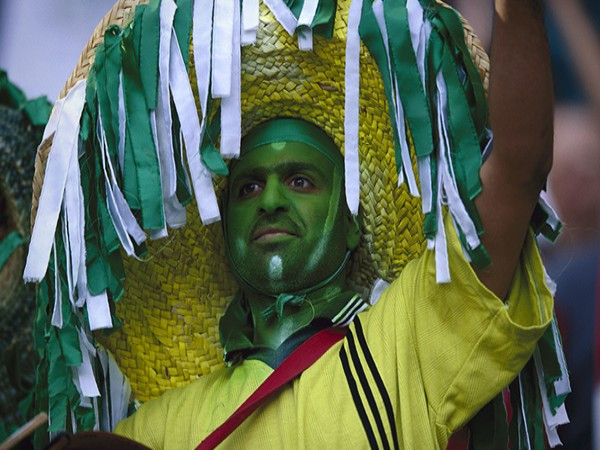 3. Mũ quá khổ Chỉ hơn một năm trước, những chiếc mũ lớn đã tạo nên cơn sốt ở London trong đám cưới của Hoàng tử William và Kate Middleton. Tuy nhiên, trong Thế vận hội mùa hè này, những chiếc mũ quá khổ sẽ bị cấm bởi nó có khả năng hạn chế tầm nhìn của khán giả. Theo hướng dẫn của Ủy ban Olympic, các nhân viên có thể giúp khán giả xác định kích cỡ phù hợp của những chiếc mũ, mũ nào quá lớn sẽ bị tịch thu vĩnh viễn. 3. Mũ quá khổ Chỉ hơn một năm trước, những chiếc mũ lớn đã tạo nên cơn sốt ở London trong đám cưới của Hoàng tử William và Kate Middleton. Tuy nhiên, trong Thế vận hội mùa hè này, những chiếc mũ quá khổ sẽ bị cấm bởi nó có khả năng hạn chế tầm nhìn của khán giả. Theo hướng dẫn của Ủy ban Olympic, các nhân viên có thể giúp khán giả xác định kích cỡ phù hợp của những chiếc mũ, mũ nào quá lớn sẽ bị tịch thu vĩnh viễn.