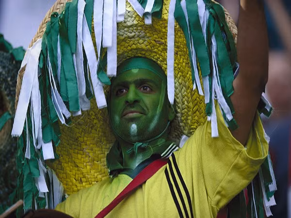 3. Mũ quá khổ Chỉ hơn một năm trước, những chiếc mũ lớn đã tạo nên cơn sốt ở London trong đám cưới của Hoàng tử William và Kate Middleton. Tuy nhiên, trong Thế vận hội mùa hè này, những chiếc mũ quá khổ sẽ bị cấm bởi nó có khả năng hạn chế tầm nhìn của khán giả. Theo hướng dẫn của Ủy ban Olympic, các nhân viên có thể giúp khán giả xác định kích cỡ phù hợp của những chiếc mũ, mũ nào quá lớn sẽ bị tịch thu vĩnh viễn.