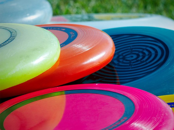 9. Bóng, vợt, đĩa nhựa và những vật có thể ném xa Nhằm đề phòng những biểu hiện tiêu cực của cổ động viên, tất cả những vật có thể ném xa hoặc có thể bắn được sẽ bị cấm triệt để trong các sân thi đấu của Olympic. 9. Bóng, vợt, đĩa nhựa và những vật có thể ném xa Nhằm đề phòng những biểu hiện tiêu cực của cổ động viên, tất cả những vật có thể ném xa hoặc có thể bắn được sẽ bị cấm triệt để trong các sân thi đấu của Olympic.