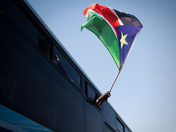 2. Cờ của các quốc gia không tham dự Olympic Lá cờ của các nước không tham gia cũng bị hạn chế, ngoại trừ lá cờ riêng của những nước trong Liên hiệp Anh như Anh, Scotland, Wales và Bắc Ireland. Một số quốc gia tham dự, chẳng hạn như Nam Sudan (cờ trong ảnh), tuyên bố ly khai khỏi Sudan vào tháng 7/2011 nhưng vẫn chưa hình thành Ủy ban Olympic riêng, cổ động viên cũng sẽ không thể mua được một lá cờ ở London. 2. Cờ của các quốc gia không tham dự Olympic Lá cờ của các nước không tham gia cũng bị hạn chế, ngoại trừ lá cờ riêng của những nước trong Liên hiệp Anh như Anh, Scotland, Wales và Bắc Ireland. Một số quốc gia tham dự, chẳng hạn như Nam Sudan (cờ trong ảnh), tuyên bố ly khai khỏi Sudan vào tháng 7/2011 nhưng vẫn chưa hình thành Ủy ban Olympic riêng, cổ động viên cũng sẽ không thể mua được một lá cờ ở London.