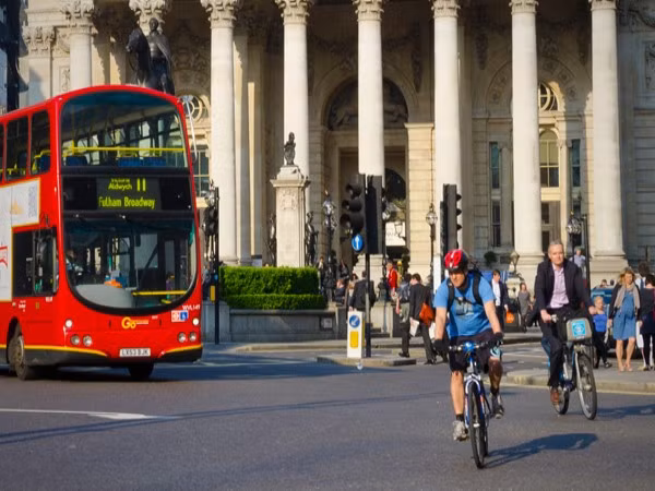 6. Xe đạp và ván trượt Đi xe đạp là phổ biến ở London. Nhưng trong tháng 8 tới, xe đạp, xe đạp gấp, giày trượt, ván trượt cũng sẽ bị hạn chế. Ban tổ chức lo ngại rằng ván trượt, giày trượt, xe đạp gấp sẽ gây khó chịu cho người khác ở trong tàu điện ngầm hay ở các địa điểm thi đấu nếu chúng được mang vào sân.