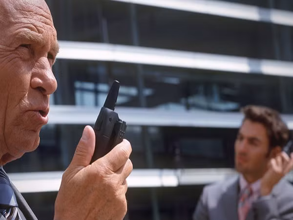 7. Bộ đàm, dụng cụ gây nhiễu âm, máy quét tần số Ban tổ chức cho rằng các nhóm khủng bố có thể sử dụng những thiết bị này để chặn thông tin liên lạc của các nhân viên an ninh nên chúng sẽ bị cấm hoàn toàn trong thời gian diễn ra Olympic.