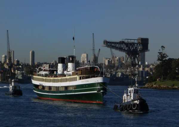 8. Úc Tổng giá trị tài nguyên: 19,9 nghìn tỷ USD Dự trữ dầu: Không nằm trong Top 10 Trữ lượng khí đốt tự nhiên: Không nằm trong Top 10 Trữ lượng gỗ rừng: 369 triệu mẫu Anh (5,3 nghìn tỷ USD) Tài nguyên thiên nhiên của Úc phần lớn là gỗ, than đá, đồng và quặng sắt. Úc có nhiều vàng nhất thế giới, chiếm 14,3% nguồn cung toàn cầu. Nước này cũng chiếm 46% uranium tổng nguồn cung toàn cầu.