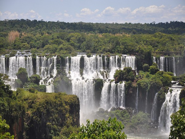 7. Brazil Tổng giá trị tài nguyên: 21,8 nghìn tỷ USD Dự trữ dầu: Không nằm trong Top 10 Trữ lượng khí đốt tự nhiên: Không nằm trong Top 10 Trữ lượng gỗ rừng: 1,2 tỷ mẫu Anh (17,5 nghìn tỷ USD) Dự trữ vàng, gỗ và uranium là thế mạnh của quốc gia này. Brazil cũng đứng thứ hai thế giới về quặng sắt, chiếm 17% nguồn cung toàn cầu. Dự trữ dầu của Brazil cũng đạt 44 tỷ thùng.