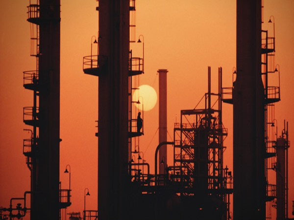 3. Ả-rập Xê-út Tổng giá trị tài nguyên: 34,4 nghìn tỷ USD Dự trữ dầu: 266,7 tỷ thùng (31,5 nghìn tỷ USD) Trữ lượng khí đốt tự nhiên: 7,3 nghìn tỷ m3 (2,9 nghìn tỷ USD) Trữ lượng gỗ rừng: Không nằm trong Top 10 Ả-rập Xê-út có trữ lượng khí đốt tự nhiên đứng thứ năm và dự trữ dầu lớn nhất thế giới. Các nguồn tài nguyên đang cạn kiệt, Ả-rập Xê-út cuối cùng cũng sẽ mất vị trí cao trong danh sách. Tuy nhiên, điều này sẽ không xảy ra trong nhiều thập kỷ.