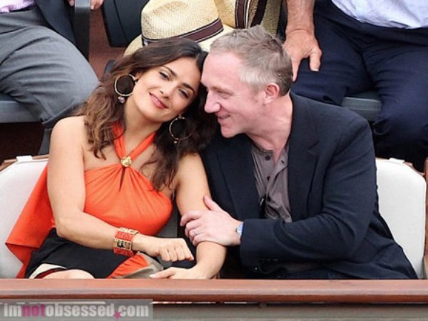 3. Salma Hayek Hayek có một đề cử Oscar cho phim “Frieda” và tham gia vào một vai diễn trong phim “Savages” vừa phát hành gần đây. Cô cũng hoạt động từ thiện thông qua tổ chức UNICEF nhằm nâng cao nhận thức về tầm quan trọng của vắc xin cho trẻ em. Salma Hayek kết hôn với tỷ phú Francois-Henri Pinault, người điều hành hãng thời trang danh tiếng Gucci. 3. Salma Hayek Hayek có một đề cử Oscar cho phim “Frieda” và tham gia vào một vai diễn trong phim “Savages” vừa phát hành gần đây. Cô cũng hoạt động từ thiện thông qua tổ chức UNICEF nhằm nâng cao nhận thức về tầm quan trọng của vắc xin cho trẻ em. Salma Hayek kết hôn với tỷ phú Francois-Henri Pinault, người điều hành hãng thời trang danh tiếng Gucci.