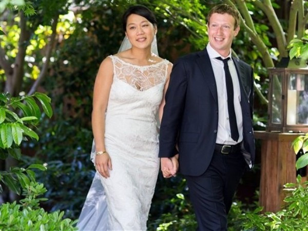 11. Priscilla Chan Cô là “bóng hồng” luôn ủng hộ hết mình cho người chồng mới cưới Mark Zuckerberg, một trong những tỷ phú trẻ nhất hiện nay. Priscilla vừa lấy được tấm bằng đại học trong ngành y và đang lên kế hoạch trở thành một bác sĩ nhi khoa. 11. Priscilla Chan Cô là “bóng hồng” luôn ủng hộ hết mình cho người chồng mới cưới Mark Zuckerberg, một trong những tỷ phú trẻ nhất hiện nay. Priscilla vừa lấy được tấm bằng đại học trong ngành y và đang lên kế hoạch trở thành một bác sĩ nhi khoa.