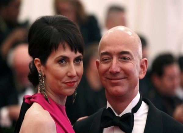 8. Mackenzie Bezos Mackenzie là một tiểu thuyết gia có những cuốn sách bán chạy nhất. Cô và người chồng tỷ phú Jeff Bezos (người sáng lập ra Amazon.com) đã tặng 15 triệu USD cho chương trình khoa học thần kinh của trường Đại học Princeton. 8. Mackenzie Bezos Mackenzie là một tiểu thuyết gia có những cuốn sách bán chạy nhất. Cô và người chồng tỷ phú Jeff Bezos (người sáng lập ra Amazon.com) đã tặng 15 triệu USD cho chương trình khoa học thần kinh của trường Đại học Princeton.