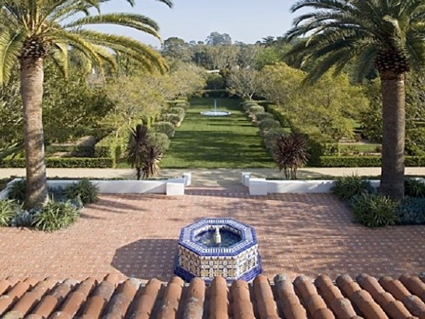 Điểm đặc biệt của khu nghỉ dưỡng này là có nhiều vườn cây ăn quả, nhiều đài phun nước được bố trí rất bắt mắt trên diện tích rộng hơn 16.000 m2. Điểm đặc biệt của khu nghỉ dưỡng này là có nhiều vườn cây ăn quả, nhiều đài phun nước được bố trí rất bắt mắt trên diện tích rộng hơn 16.000 m2.