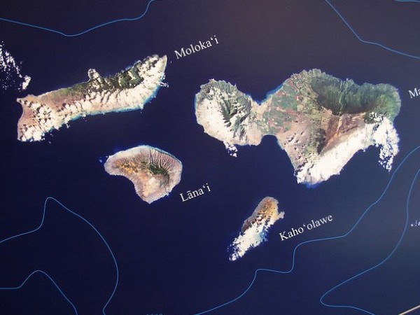 Ngoài ra, vị tỷ phú này còn vừa tậu về “thiên đường nghỉ mát” Lana'i thuộc quần đảo Hawaii với giá 600 triệu USD. Hòn đảo có những bãi tắm tuyệt đẹp, nơi Ellison sở hữu tới 98% trong diện tích hơn 362 km2. Ngoài ra, vị tỷ phú này còn vừa tậu về “thiên đường nghỉ mát” Lana'i thuộc quần đảo Hawaii với giá 600 triệu USD. Hòn đảo có những bãi tắm tuyệt đẹp, nơi Ellison sở hữu tới 98% trong diện tích hơn 362 km2.