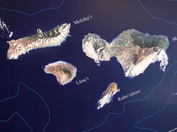 Ngoài ra, vị tỷ phú này còn vừa tậu về “thiên đường nghỉ mát” Lana'i thuộc quần đảo Hawaii với giá 600 triệu USD. Hòn đảo có những bãi tắm tuyệt đẹp, nơi Ellison sở hữu tới 98% trong diện tích hơn 362 km2. Ngoài ra, vị tỷ phú này còn vừa tậu về “thiên đường nghỉ mát” Lana'i thuộc quần đảo Hawaii với giá 600 triệu USD. Hòn đảo có những bãi tắm tuyệt đẹp, nơi Ellison sở hữu tới 98% trong diện tích hơn 362 km2.