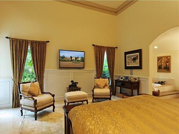 Toàn bộ khu nghỉ dưỡng năm trên diện tích hơn 16.000 m2, bao gồm một không gian sống rộng 683 m2 với 8 phòng ngủ và phòng tắm, một khu vực huấn luyện ngựa rộng rãi. Toàn bộ khu nghỉ dưỡng năm trên diện tích hơn 16.000 m2, bao gồm một không gian sống rộng 683 m2 với 8 phòng ngủ và phòng tắm, một khu vực huấn luyện ngựa rộng rãi.