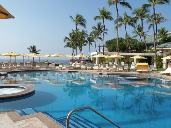 Ellison cũng sở hữu hai khách sạn hàng đầu trên hòn đảo này là Mānele Bay và Lodge tại Koele, nơi có khung cảnh tuyệt vời không đâu sánh bằng. Ellison cũng sở hữu hai khách sạn hàng đầu trên hòn đảo này là Mānele Bay và Lodge tại Koele, nơi có khung cảnh tuyệt vời không đâu sánh bằng.