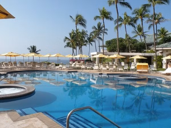 Ellison cũng sở hữu hai khách sạn hàng đầu trên hòn đảo này là Mānele Bay và Lodge tại Koele, nơi có khung cảnh tuyệt vời không đâu sánh bằng. Ellison cũng sở hữu hai khách sạn hàng đầu trên hòn đảo này là Mānele Bay và Lodge tại Koele, nơi có khung cảnh tuyệt vời không đâu sánh bằng.