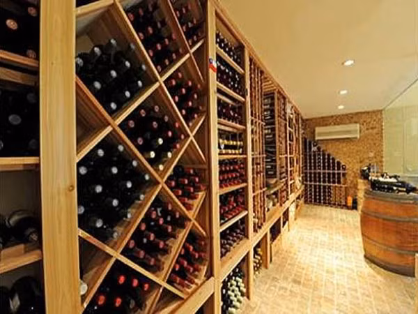 Ngoài ra, biệt thự còn có một hầm rượu vang khổng lồ và một khu ăn uống tuyệt đẹp, nơi Bill Gates thường tổ chức các bữa tiệc với gia đình và bạn bè. Ngoài ra, biệt thự còn có một hầm rượu vang khổng lồ và một khu ăn uống tuyệt đẹp, nơi Bill Gates thường tổ chức các bữa tiệc với gia đình và bạn bè.