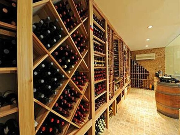 Ngoài ra, biệt thự còn có một hầm rượu vang khổng lồ và một khu ăn uống tuyệt đẹp, nơi Bill Gates thường tổ chức các bữa tiệc với gia đình và bạn bè. Ngoài ra, biệt thự còn có một hầm rượu vang khổng lồ và một khu ăn uống tuyệt đẹp, nơi Bill Gates thường tổ chức các bữa tiệc với gia đình và bạn bè.